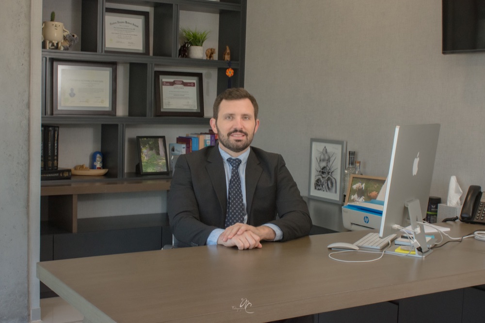 Dr. Faumer Baños García en su consultorio