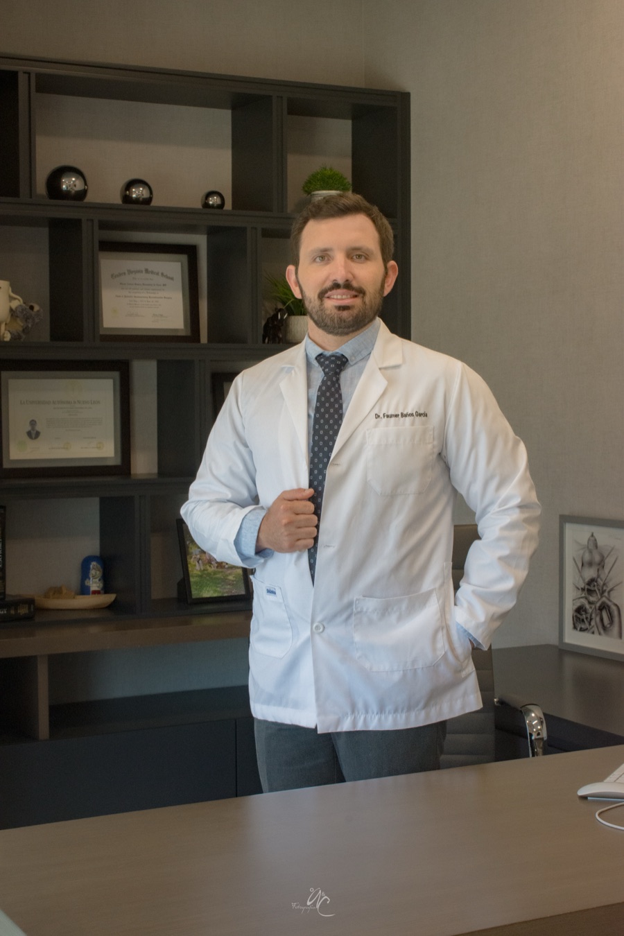 Dr. Faumer Baños García en su consultorio