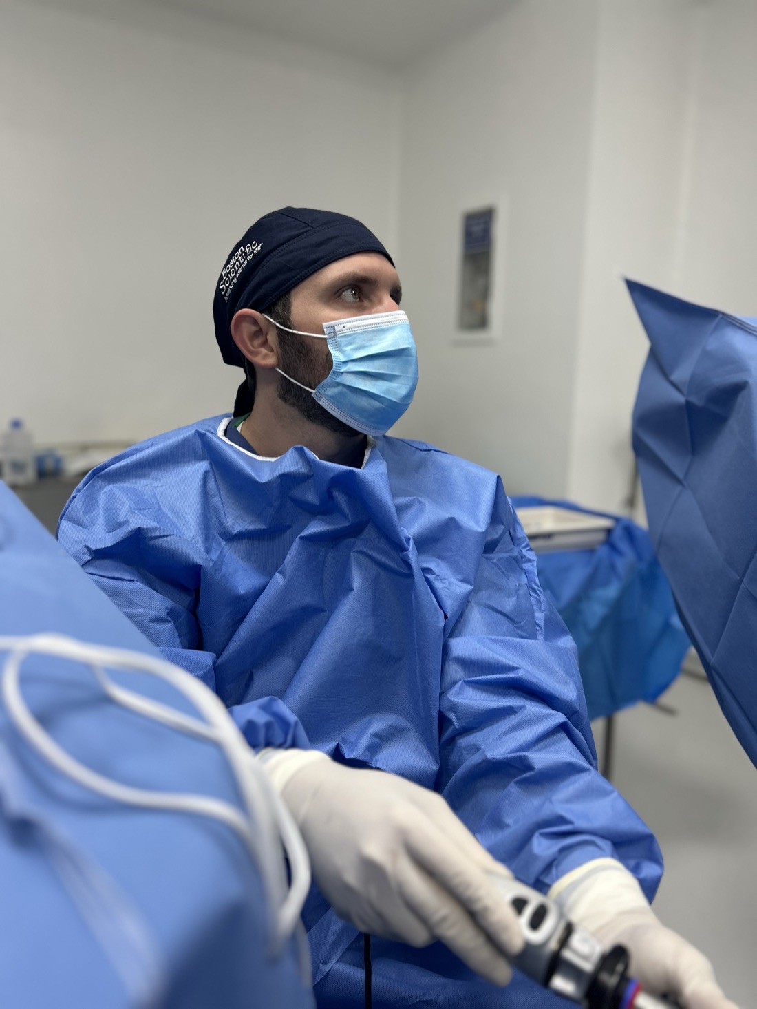 Dr. Faumer Baños García durante una cirugía de mínima invasión
